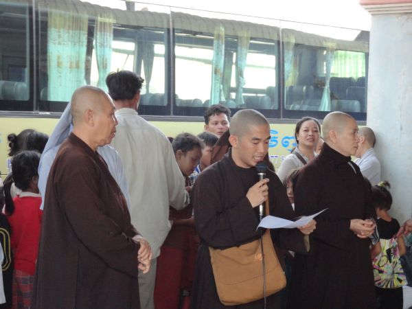 Đoàn từ thiện TP.HCM và huyện Long Điền, tỉnh Bà Rịa - Vũng Tàu cứu trợ đồng bào tại Cambodia