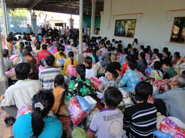 Đoàn từ thiện TP.HCM và huyện Long Điền, tỉnh Bà Rịa - Vũng Tàu cứu trợ đồng bào tại Cambodia