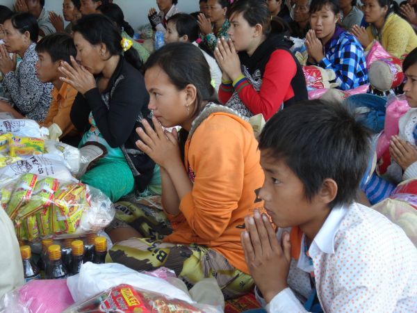 Đoàn từ thiện TP.HCM và huyện Long Điền, tỉnh Bà Rịa - Vũng Tàu cứu trợ đồng bào tại Cambodia