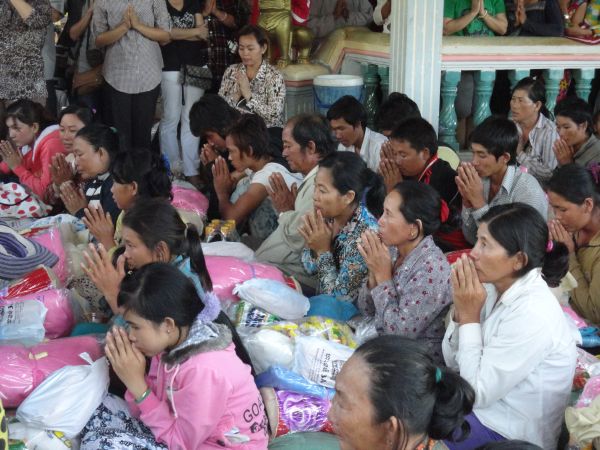 Đoàn từ thiện TP.HCM và huyện Long Điền, tỉnh Bà Rịa - Vũng Tàu cứu trợ đồng bào tại Cambodia