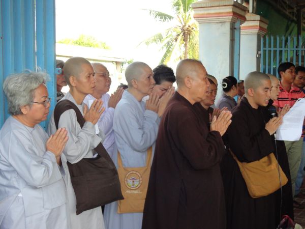 Đoàn từ thiện TP.HCM và huyện Long Điền, tỉnh Bà Rịa - Vũng Tàu cứu trợ đồng bào tại Cambodia