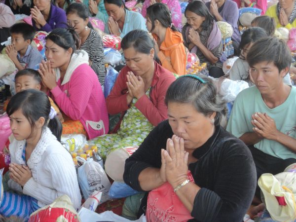 Đoàn từ thiện TP.HCM và huyện Long Điền, tỉnh Bà Rịa - Vũng Tàu cứu trợ đồng bào tại Cambodia