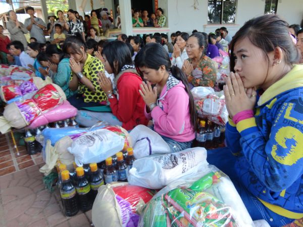 Đoàn từ thiện TP.HCM và huyện Long Điền, tỉnh Bà Rịa - Vũng Tàu cứu trợ đồng bào tại Cambodia