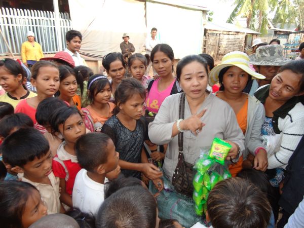 Đoàn từ thiện TP.HCM và huyện Long Điền, tỉnh Bà Rịa - Vũng Tàu cứu trợ đồng bào tại Cambodia