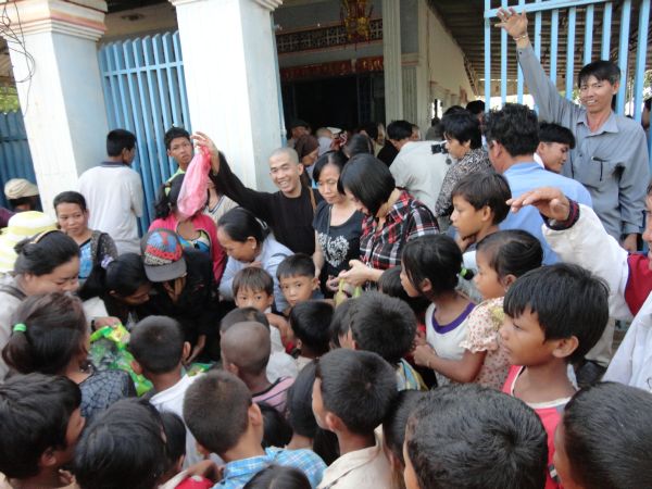 Đoàn từ thiện TP.HCM và huyện Long Điền, tỉnh Bà Rịa - Vũng Tàu cứu trợ đồng bào tại Cambodia