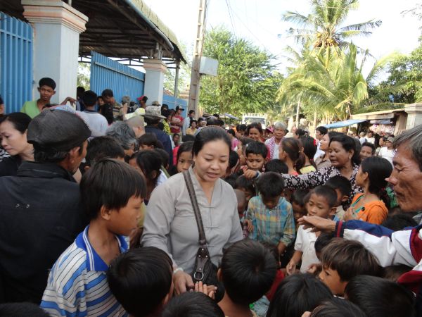 Đoàn từ thiện TP.HCM và huyện Long Điền, tỉnh Bà Rịa - Vũng Tàu cứu trợ đồng bào tại Cambodia