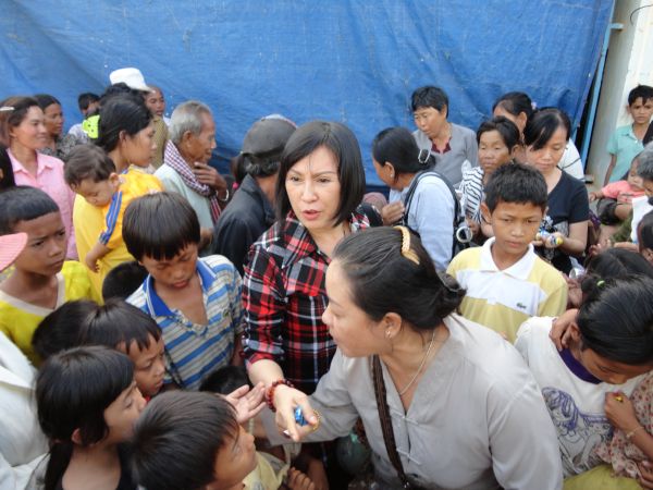 Đoàn từ thiện TP.HCM và huyện Long Điền, tỉnh Bà Rịa - Vũng Tàu cứu trợ đồng bào tại Cambodia