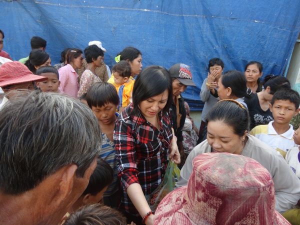 Đoàn từ thiện TP.HCM và huyện Long Điền, tỉnh Bà Rịa - Vũng Tàu cứu trợ đồng bào tại Cambodia