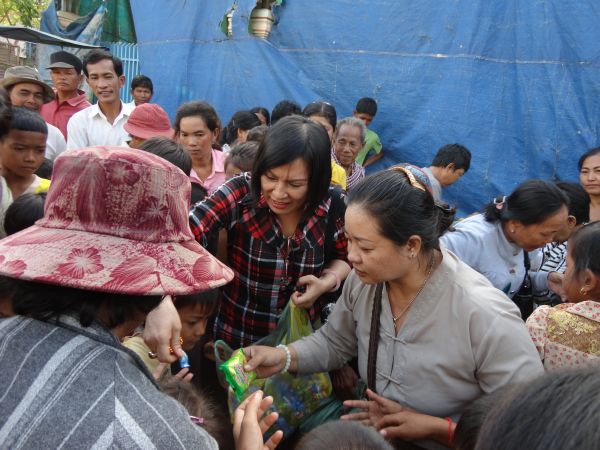 Đoàn từ thiện TP.HCM và huyện Long Điền, tỉnh Bà Rịa - Vũng Tàu cứu trợ đồng bào tại Cambodia