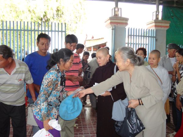 Đoàn từ thiện TP.HCM và huyện Long Điền, tỉnh Bà Rịa - Vũng Tàu cứu trợ đồng bào tại Cambodia