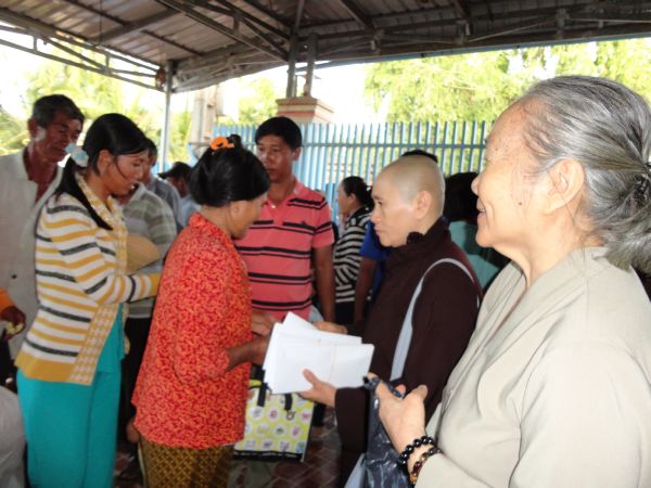 Đoàn từ thiện TP.HCM và huyện Long Điền, tỉnh Bà Rịa - Vũng Tàu cứu trợ đồng bào tại Cambodia