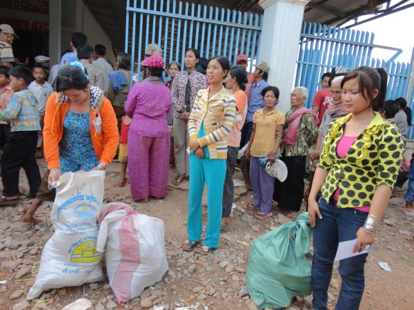 Đoàn từ thiện TP.HCM và huyện Long Điền, tỉnh Bà Rịa - Vũng Tàu cứu trợ đồng bào tại Cambodia