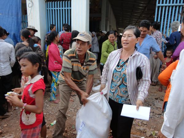 Đoàn từ thiện TP.HCM và huyện Long Điền, tỉnh Bà Rịa - Vũng Tàu cứu trợ đồng bào tại Cambodia