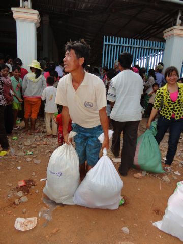 Đoàn từ thiện TP.HCM và huyện Long Điền, tỉnh Bà Rịa - Vũng Tàu cứu trợ đồng bào tại Cambodia