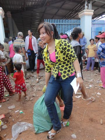 Đoàn từ thiện TP.HCM và huyện Long Điền, tỉnh Bà Rịa - Vũng Tàu cứu trợ đồng bào tại Cambodia