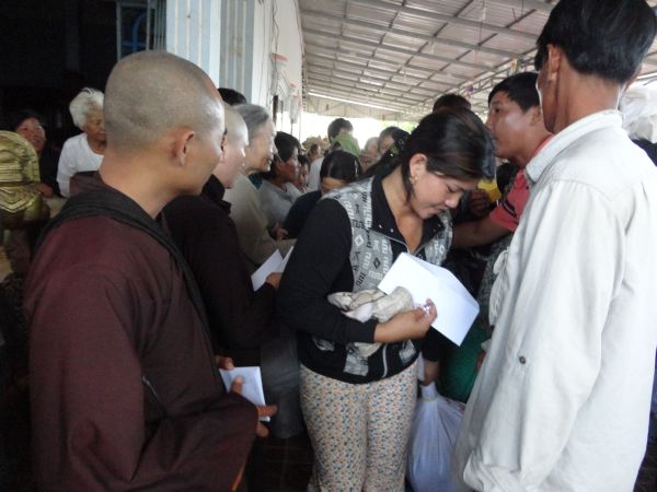 Đoàn từ thiện TP.HCM và huyện Long Điền, tỉnh Bà Rịa - Vũng Tàu cứu trợ đồng bào tại Cambodia