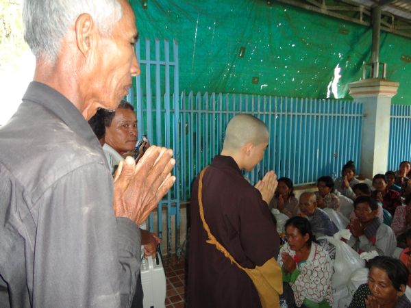 Đoàn từ thiện TP.HCM và huyện Long Điền, tỉnh Bà Rịa - Vũng Tàu cứu trợ đồng bào tại Cambodia