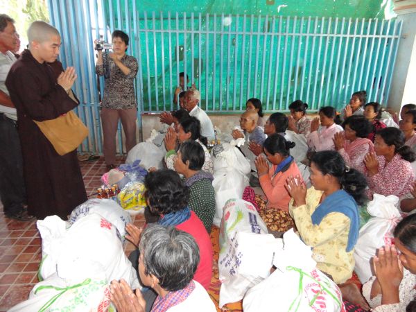 Đoàn từ thiện TP.HCM và huyện Long Điền, tỉnh Bà Rịa - Vũng Tàu cứu trợ đồng bào tại Cambodia