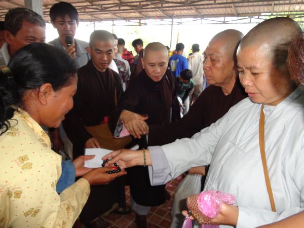 Đoàn từ thiện TP.HCM và huyện Long Điền, tỉnh Bà Rịa - Vũng Tàu cứu trợ đồng bào tại Cambodia