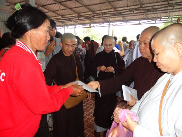 Đoàn từ thiện TP.HCM và huyện Long Điền, tỉnh Bà Rịa - Vũng Tàu cứu trợ đồng bào tại Cambodia