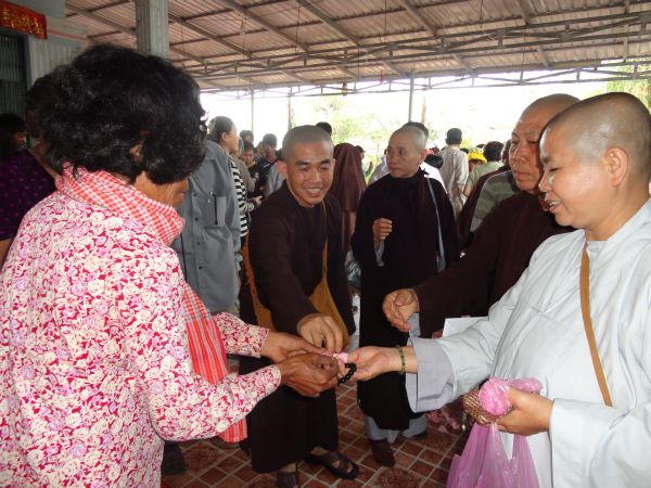 Đoàn từ thiện TP.HCM và huyện Long Điền, tỉnh Bà Rịa - Vũng Tàu cứu trợ đồng bào tại Cambodia