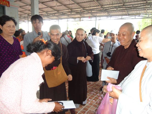 Đoàn từ thiện TP.HCM và huyện Long Điền, tỉnh Bà Rịa - Vũng Tàu cứu trợ đồng bào tại Cambodia