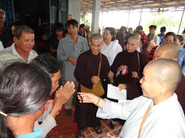 Đoàn từ thiện TP.HCM và huyện Long Điền, tỉnh Bà Rịa - Vũng Tàu cứu trợ đồng bào tại Cambodia