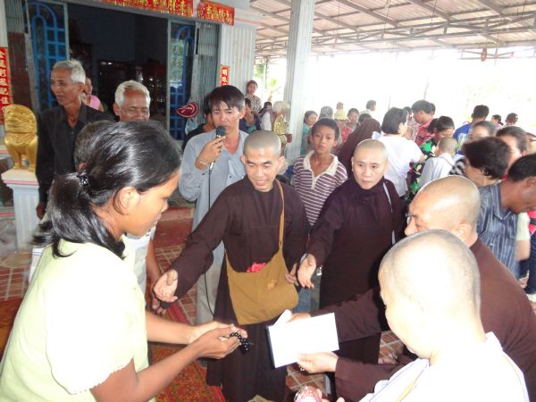 Đoàn từ thiện TP.HCM và huyện Long Điền, tỉnh Bà Rịa - Vũng Tàu cứu trợ đồng bào tại Cambodia