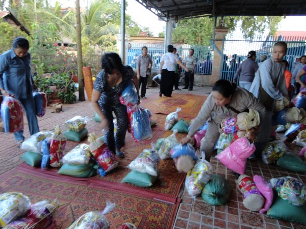 Đoàn từ thiện TP.HCM và huyện Long Điền, tỉnh Bà Rịa - Vũng Tàu cứu trợ đồng bào tại Cambodia