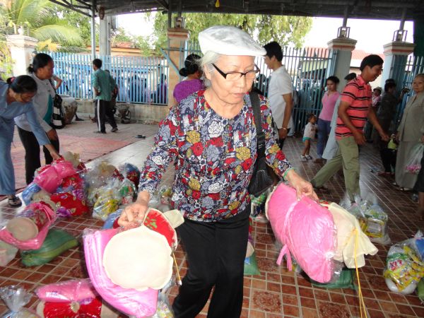 Đoàn từ thiện TP.HCM và huyện Long Điền, tỉnh Bà Rịa - Vũng Tàu cứu trợ đồng bào tại Cambodia