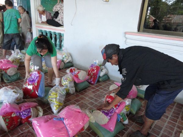 Đoàn từ thiện TP.HCM và huyện Long Điền, tỉnh Bà Rịa - Vũng Tàu cứu trợ đồng bào tại Cambodia