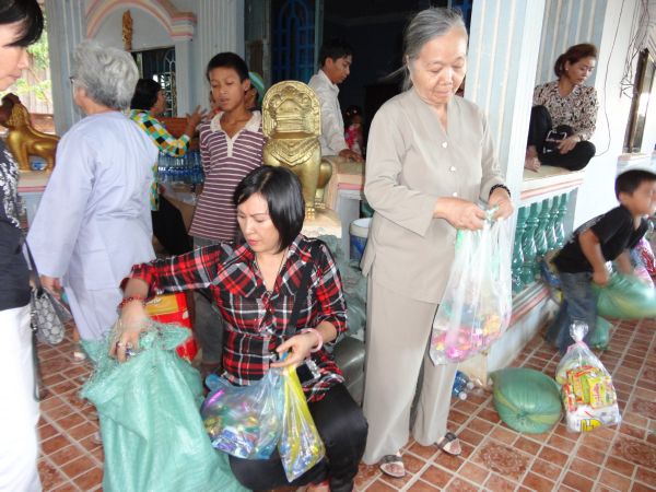 Đoàn từ thiện TP.HCM và huyện Long Điền, tỉnh Bà Rịa - Vũng Tàu cứu trợ đồng bào tại Cambodia