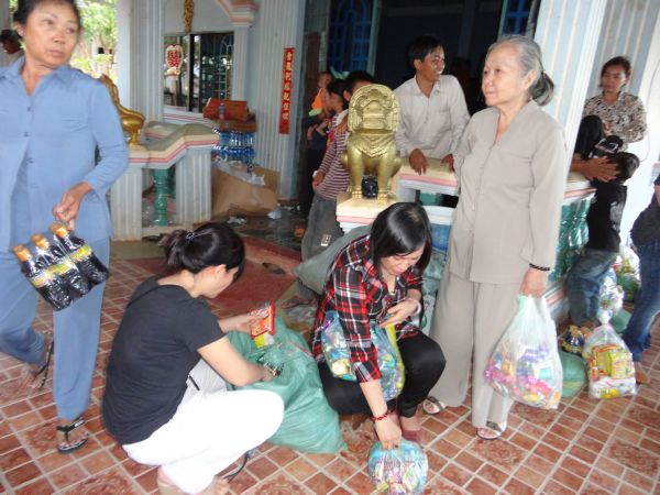 Đoàn từ thiện TP.HCM và huyện Long Điền, tỉnh Bà Rịa - Vũng Tàu cứu trợ đồng bào tại Cambodia
