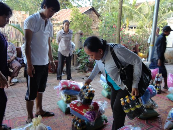 Đoàn từ thiện TP.HCM và huyện Long Điền, tỉnh Bà Rịa - Vũng Tàu cứu trợ đồng bào tại Cambodia