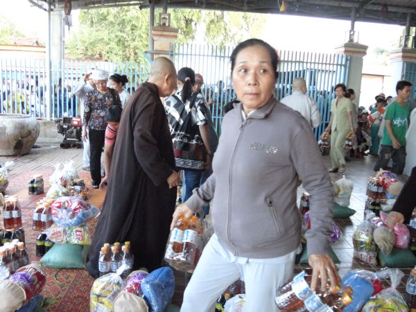 Đoàn từ thiện TP.HCM và huyện Long Điền, tỉnh Bà Rịa - Vũng Tàu cứu trợ đồng bào tại Cambodia