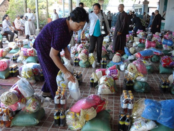 Đoàn từ thiện TP.HCM và huyện Long Điền, tỉnh Bà Rịa - Vũng Tàu cứu trợ đồng bào tại Cambodia