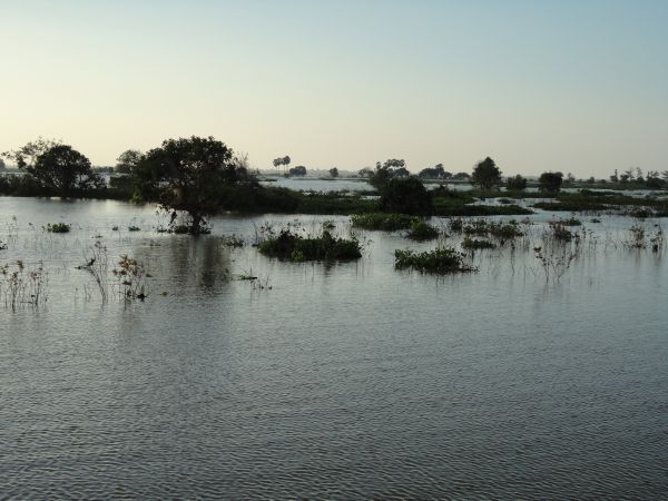 Đoàn từ thiện TP.HCM và huyện Long Điền, tỉnh Bà Rịa - Vũng Tàu cứu trợ đồng bào tại Cambodia