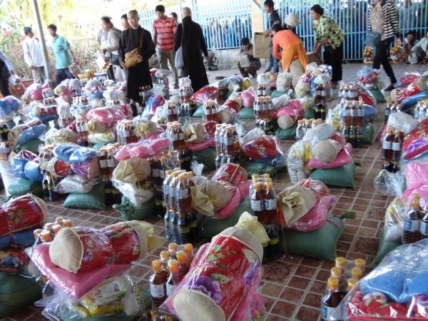 Đoàn từ thiện TP.HCM và huyện Long Điền, tỉnh Bà Rịa - Vũng Tàu cứu trợ đồng bào tại Cambodia