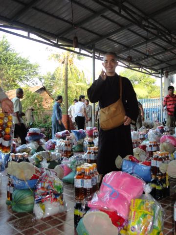 Đoàn từ thiện TP.HCM và huyện Long Điền, tỉnh Bà Rịa - Vũng Tàu cứu trợ đồng bào tại Cambodia