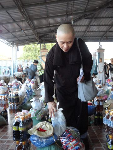 Đoàn từ thiện TP.HCM và huyện Long Điền, tỉnh Bà Rịa - Vũng Tàu cứu trợ đồng bào tại Cambodia