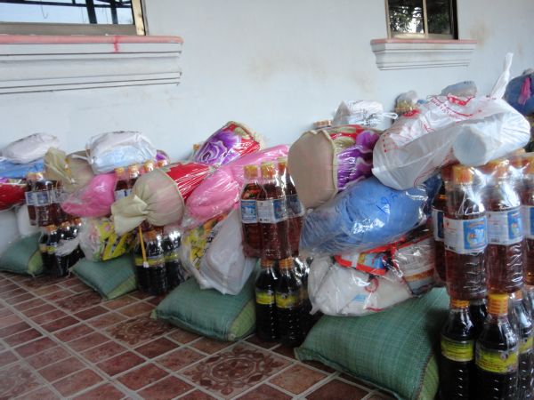 Đoàn từ thiện TP.HCM và huyện Long Điền, tỉnh Bà Rịa - Vũng Tàu cứu trợ đồng bào tại Cambodia