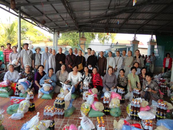 Đoàn từ thiện TP.HCM và huyện Long Điền, tỉnh Bà Rịa - Vũng Tàu cứu trợ đồng bào tại Cambodia