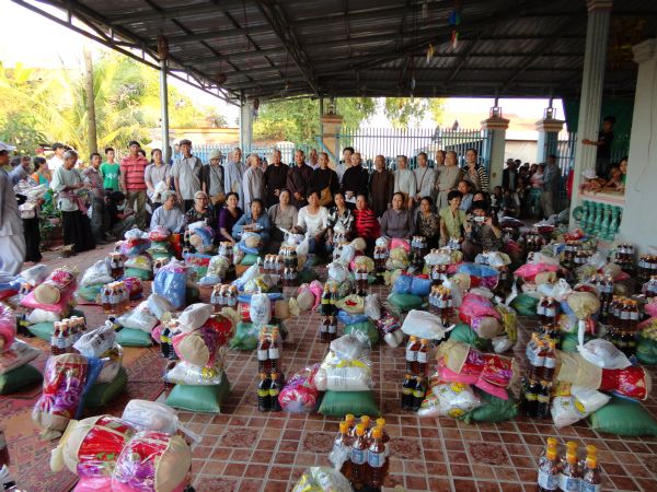 Đoàn từ thiện TP.HCM và huyện Long Điền, tỉnh Bà Rịa - Vũng Tàu cứu trợ đồng bào tại Cambodia