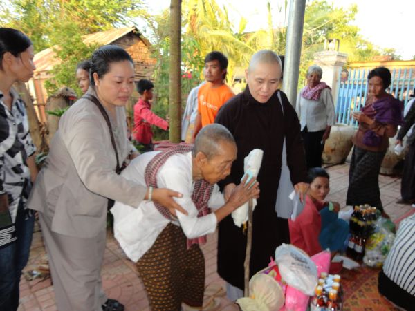 Đoàn từ thiện TP.HCM và huyện Long Điền, tỉnh Bà Rịa - Vũng Tàu cứu trợ đồng bào tại Cambodia