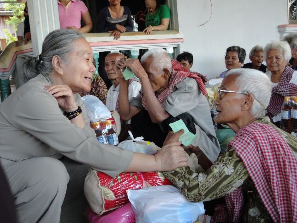 Đoàn từ thiện TP.HCM và huyện Long Điền, tỉnh Bà Rịa - Vũng Tàu cứu trợ đồng bào tại Cambodia