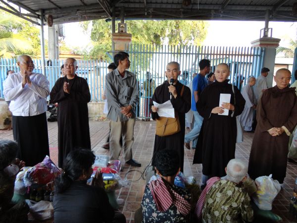 Đoàn từ thiện TP.HCM và huyện Long Điền, tỉnh Bà Rịa - Vũng Tàu cứu trợ đồng bào tại Cambodia