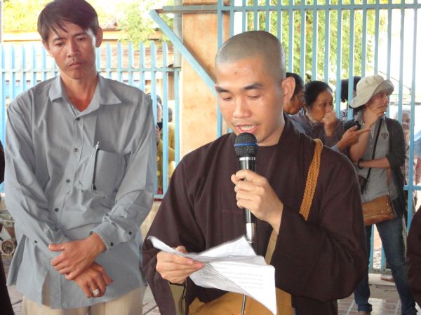 Đoàn từ thiện TP.HCM và huyện Long Điền, tỉnh Bà Rịa - Vũng Tàu cứu trợ đồng bào tại Cambodia