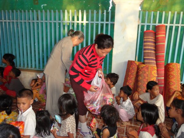 Đoàn từ thiện TP.HCM và huyện Long Điền, tỉnh Bà Rịa - Vũng Tàu cứu trợ đồng bào tại Cambodia