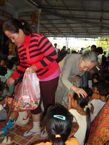 Đoàn từ thiện TP.HCM và huyện Long Điền, tỉnh Bà Rịa - Vũng Tàu cứu trợ đồng bào tại Cambodia