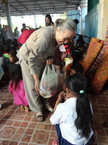 Đoàn từ thiện TP.HCM và huyện Long Điền, tỉnh Bà Rịa - Vũng Tàu cứu trợ đồng bào tại Cambodia